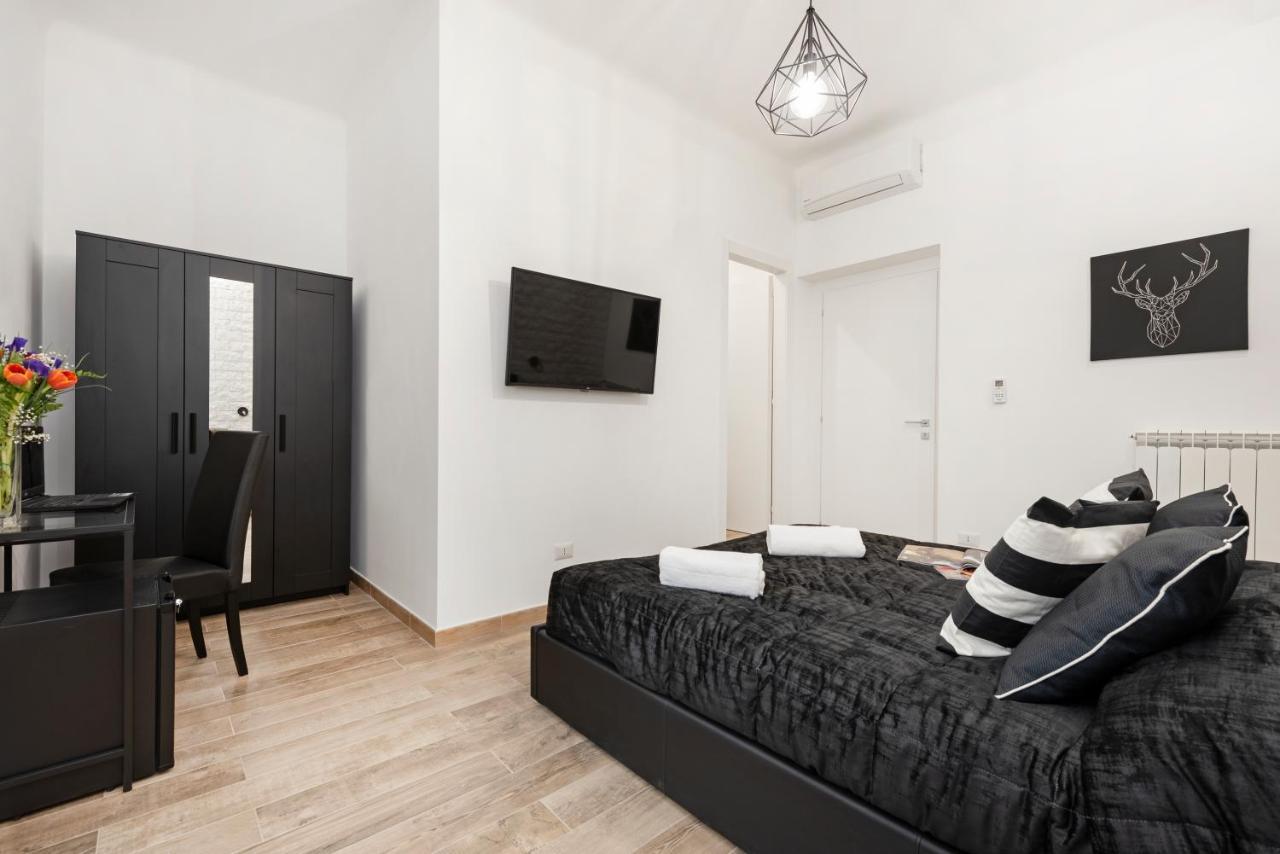 Black Rooms Colosseo Rome Bagian luar foto